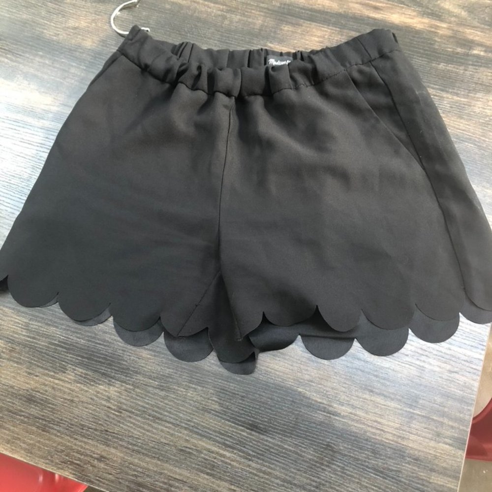 Madewell Scalloped Hem Pull On Black Shorts